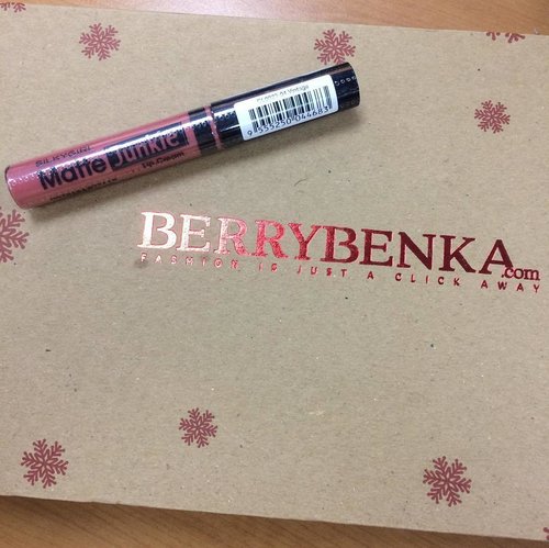 The latest matte liquid lipstick: @silkygirl_id Matte Junkie in Retro
#silkygirlXBerrybenka @berrybenka
#clozetteID #CIDlipstick #matteliquidlipstick #lipstickjunkie #mattejunkie #lipstickaddict #silkygirlcosmetics