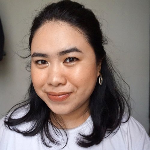 New post is UP on the blog! @pixycosmetics Twin Blush in Pop Terracotta. I applied it for both lips and cheek. Perfect for sun kissed look, the cream blush on is quite easy to blend, pigmented but as lipstick, I’m not a fan of it. But for an IDR50K cream blush on, you should try it!
_
Read the full review here 👉🏼 bit.ly/pixytwinblush or link on bio ✨
.
.
.
#mrshidayahpost #mrshidayahreview #PIXYCosmetics #PIXYTwinBlush #SoWhyNotBoth #clozetteid #makeup #blushingcheeks #sunkissedlook