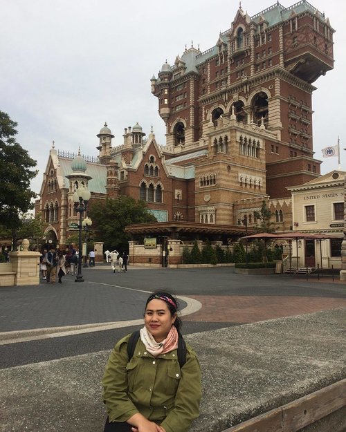 The infamous Tower of Terror. See, Tokyo getting windy even my hair couldn't handle it. Zipped my jacket tightly along with the neck scarf. It was sunny and windy at the same time 🍃
.
.
.
#wheninTokyo #DisneySea #TokyoDisneySea #TowerofTerror #wyntraveldiary #leisure #travel #clozetteID #latepost