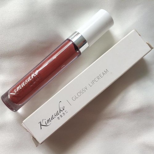 Another gem from local brand: @kimasako_official Glossy Lip Cream in Fukuoka. .
.
Link 👉🏼 http://bit.ly/KimasakoLipCream
.
.
#kimasako #clozetteID #lipstickjunkie #lipstickaddict #indonesiafemaleblogger #bloggerceria