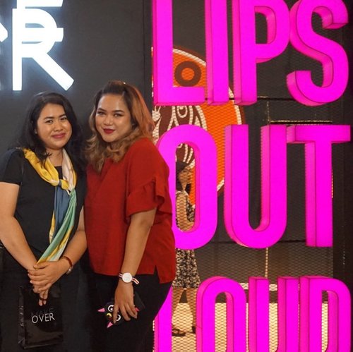 Finally got a chance to meet her in person! Rissa aka @lippielust, my super humble lip swatcher! I've been adoring her fawless skill since years ago, I sure envy her perfect pout 💋
Thank you, Rissa @makeoverid @beautyjournal for the opportunity! Keep (lip) swatching! 💄💋❤️
.
.
.
#beautyjournalsociolla #MakeOverXBeautyJournal #makeoverid #colorcentricweek #clozetteid #fdbeauty #lipsoutloud #lipstickjunkie #lipsticklover #lipstickaddict