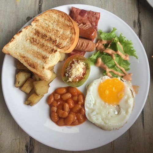 Sunday morning feast: @summerbirdhotel English style breakfast in a plate. All is good! 
#foodporn #englishbreakfast #morningfeast #summerbirdhotel #travel #foodies #shortgetaway #sunnysideup #clozetteID