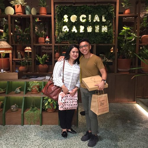 Last October 2019, me & @danchh28 paid a visit to @social.garden, the brand new addition of @ismaya. It’s replacing Kitchenette which relocated to Senayan City LG. I admired the green forest concept in decent composition._We ordered quite a lot that night. Sweet Korean Fried Chicken as starter, perfectly fried with kimchi dipping sauce and Parmesan Cauliflower Salad which had crunchy texture, showered by grated parmesan. For drink, I chose Social Specialteas: Floral. It was naturally sweetened by the flowers._For main dishes, I ordered Tiger Prawn Spaghetti Aglio Olio while Daniel opted for Beer-Battered Fish and Chips. I enjoyed evey spoonful of the spaghetti, generous portion with breadcrumbs topping, tasty Tiger Prawan, but quite greasy a bit. We ended the supper with Gluten Free Berry Cake, less guilty ✨...#socialgardenjkt #ismayagroup #explorejakarta #jktinfo #jktfoodie #clozetteid