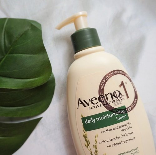 New post is UP on the blog! It’s everyone’s favorite @aveeno_id Daily Moisturizing Lotion. It soothes and protects the dry skin who needs extra moisture. Eventho it’s quite pricey compare to other brands, it’s worth every penny you’ve spent. Read more about Aveeno Daily Moisturizing Lotion on my blog, link on bio 🍃
.
.
.
#mrshidayahpost #mrshidayahreview #Aveeno #AveenoID #bodycare #skinrelief #dryskinrelief #clozetteid #AveenoSkinJourney #SkinHappy