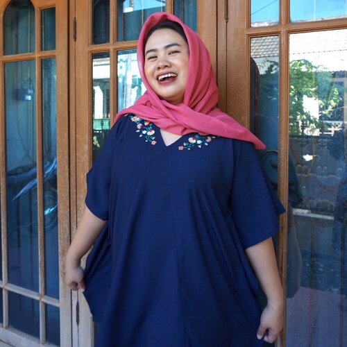 Eid Mubarak #ootd @cottoninkUdah dua tahun lebaran ngga beli baju baru karena ya ngerasa ngga perlu aja. But I decided to buy a new one this year. This navy tunic with flowers embroidery 🌺🌸🌼Unlike the usual Eid, at least we keep up the festive spirit. Stay healthy, stay at home.Happy Eid! May this special day brings you happiness & prosperity 🕌...#eidmubarak #youxcottonink #festivevibes #clozetteid