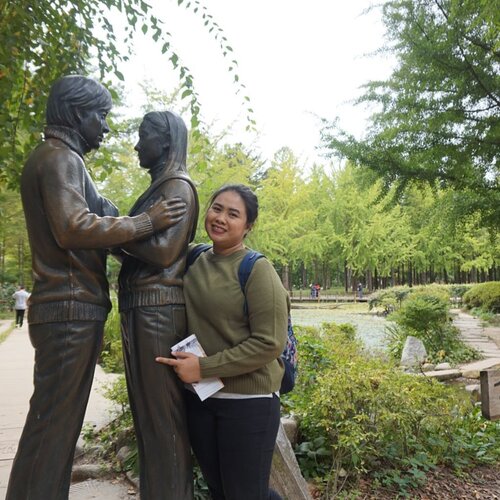 Holiday mood! Still have bunch of photos from Korea’s trip. This was me being the third wheel of the iconic Winter Sonata’s couple 🍃
.
.
.
#wyntraveldiary #koreatrip #namiisland #wintersonata #wheninkorea #explorekorea #travel #vacaymode #holidayvibes #leisuretime #clozetteid