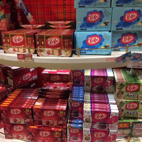 Lots of unusual KitKat flavors and Pocky too at Omiyage Market 🍫
.
.
.
#leisure #travel #clozetteID #wyntraveldiary #wheninTokyo #aquacityodaiba #odaiba #kitkatjp #pockyjp #foodporn
