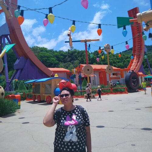 #throwback channeling my inner Disney while trying to survive Hong Kong’s heat ☀️🕶
.
.
.
#wyntraveldiary #travel #leisure #disneylandhongkong #toystory #summer #wheninHK #clozetteid #themepark