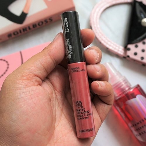 New post is UP on the blog! It’s @thebodyshopindo Matte Lip Liquid in Nairobi Camellia, a mauve pink shade for your everyday look._Read the review here 👉🏼 bit.ly/tbslipliquid or link in bio 💄...#mrshidayahpost #mrshidayahreview #thebodyshopindo #mattelipstick #lipstickjunkie #clozetteid #makeup #lotd