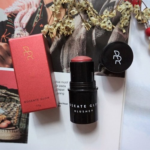 New post is UP on the blog! It’s blusher stick from @rollover.reaction HALOLIGHT set: Roseate Glow. It’s practical, a go-to cream blush on with buttery texture and instense color.
_
Read the review here 👉🏼 bit.ly/RRroseateglow or link on bio 🌹
.
.
.
#mrshidayahpost #mrshidayahreview #rolloverreaction #makeup #cheekyblush #clozetteid #beautysquad #localbrand #beautyaddict #beautyjunkie