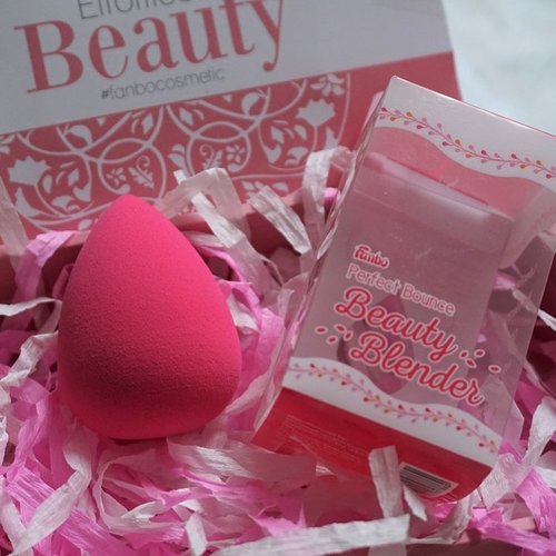 New post is UP on the blog! This is an affordable-high quality-bouncy beauty blender from our local brand @fanbocosmetics. Trust me, it’s blending well, latex free, and odor free. So glad to know that a local brand could create this tool so good!_Read the review here 👉🏼bit.ly/fanbobeautyblender ✨...#fanbocosmetics #fanbobeautyblender #makeuptools #beautyblender #mrshidayahpost #mrshidayahreview #clozetteid