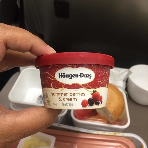 Inflight menu HKG-CKG @cathaypacific just ordinary plain: veggie pasta, hot bread & fruit platter. But it turned out delightful when the stewardess walking around and giving this little tube of happines! 🍇🍓🍒🍨🍦
.
.
.
#wyntraveldiary #cathaypacific #haagendazs #inflightfeed #airlinefood #foodporn #dessert #icecream #berries #clozetteID #lifewelltraveled