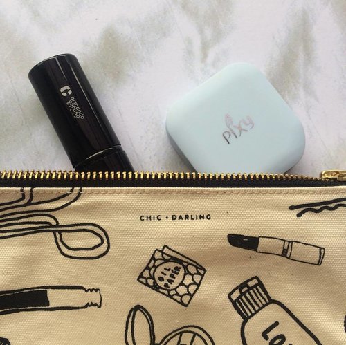 How @chicanddarling x @abenkalter makeup pouch perfect for the daily beauty essentials. Thanks for making this chic pouch 💋
#chicanddarlingxabenkalter #clozetteID #fdbeauty #dailybeauty #flatlay