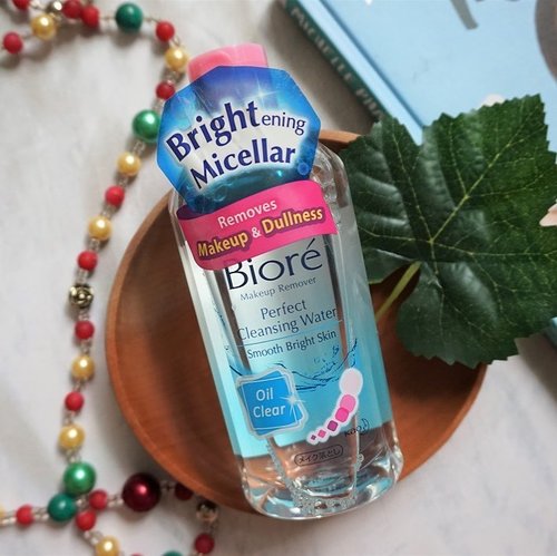 Another day, another brand new micellar water. New review is UP on the blog! @id.biore Micellar Water Perfect Cleansing Water Oil Clear for oily-combination skin.
_
It has light texture just like water, non perfume, alcohol free for sho, remove waterproof makeup well. Read the review here 👉🏼 bit.ly/bioremicellarwater or link on bio 💦
.
.
.
#mrshidayahpost #mrshidayahreview #biore #skincare #makeup #micellarwater #clozetteid