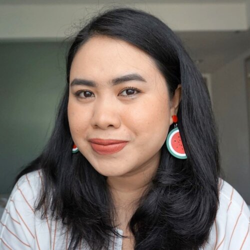 Saat @puchh bilang @eminacosmetics Cheek Lit Cream Blush shade Nudie Brown semacam dupe Glossier Cloud Paint shade Dawn, jadi makin pengen beli deh. Jangan tertipu dengan liquid blush yang orange pekat karena tampilannya bisa subtle & natural. Review lengkapnya ada di blog ya, as usual link on bio ✨
.
.
.
#mrshidayahpost #mrshidayareview #eminacosmetics #makeupdupe #motd #sunkissedlook #motd #clozetteid #summermakeup