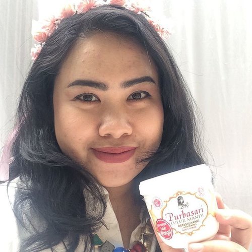 Feel like a goddess wearing the peach flower crown with @purbasari_indonesia Lulur Mandi Bengkoang Whitening Body Scrub with newly improved formula. It's a good thing to feed your skin #Purbasari_DoubleWhitening #clozetteID #COCOMedia