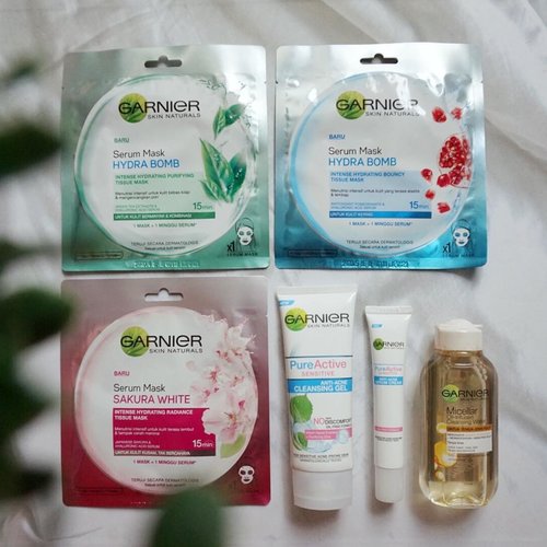 New products from @garnierindonesia: three serum masks with highly rich serum made from japanese sakura, green tea extract, and pomegranate for your skin problems.
_
Garnier also launched Pure Active Sensitive for sensitive acne-prone skin: Anti-Acne Cleansing Gel dan Anti-Acne Serum Cream.
_
The last one, Garnier Micellar Oil-Infused Cleansing Oil which works like magic with its relaxing smells ✨
.
.
.
#indonesianfemalebloggers #IFBxGarnier #garnierindonesia #clozetteid #skincare #garnierhydrabomb #arganoil