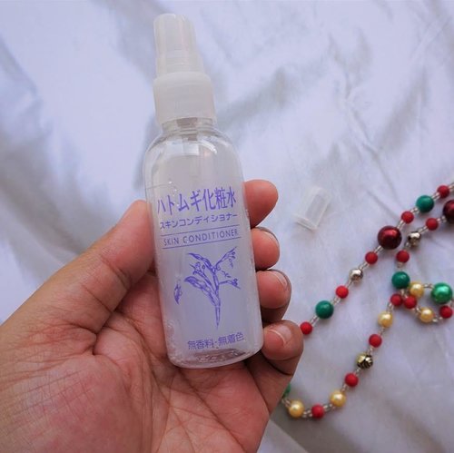 This is how I use my Hatomugi Skin Conditioner as face mist to moisturize this oily skin. Such a good substitute to Avene TSW & Evian facial spray. Good thrift!
.
.
.
#KBJxHatomugi #HatomugiSkinConditioner #clozetteID #fdbeauty #japanesebeauty #japaneseskincare #makeup #skincare