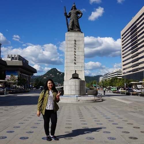 #throwback Pasca solo traveling ke Seoul, saya sempat bilang belum tertarik lagi ke sana gara-gara trauma dengan tangga stasiun dan tourist scam. Belum lagi orang-orangnya yang agak cuek/muka tembok gitu._Tetapi, sejak saya intens nonton @tvn.asia, jadi ngikutin variety show Kang’s Kitchen, New Journey to the West, Restaurant on Wheels, Mother’s Touch: Korean Side Dishes, dan survival show Produce X 101, kok jadi pengen balik ke sini lagi ya? Pengen explore Seoul tapi bukan yang touristy. Siapa tahu ya kan?...#wyntraveldiary #exploreseoul #visitkorea #clozetteid #wheninseoul #gwanghwamunplaza #admiralyinsunsinstatue #iseoulu #ktoid #travelgram #vacationmode #seoultravel