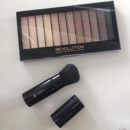 A eyeshadow palette you'd wished for: Makeup Revolution London Redemption Palette Iconic Elements, straight all the way from London, thank you sis @aliakarenina 😘
#beauty #makeup #eyeshadowpalette #clozetteID #fdbeauty #makeupaddict #makeuprevolutionpalette #makeuprevolutionlondon