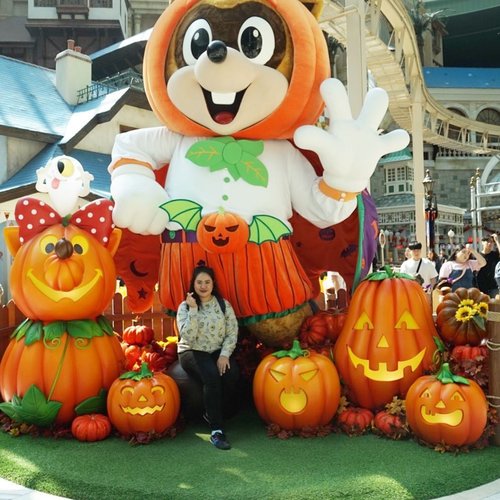 It’s already Halloween in Korea! When I visited Lotte World Adventure, it was loaded with Halloween decors, costumes, and face paintings.
_
More about my 5-days itinerary in Korea, you can read here 👉🏼 bit.ly/koreatripitinerary or link on bio 🧛🏻‍♀️🧟‍♀️
.
.
.
#wyntraveldiary #mrshidayahpost #iseoulu #explorekorea #travel #vacationmode #halloween #wheninseoul #exploreseoul #leisuretime #autumnseason #throwback #clozetteid
