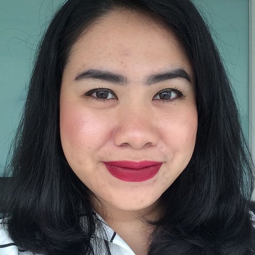 This is how @makeoverid Intense Matte Lip Cream 018 CLASSIC applied on my lips. It’s effing red lipstick I’m looking for, a blue toned red lipstick. Kinda hard to decide, 005 IMPULSE or CLASSIC or even 019 VOGUE but I chose this 💋
.
.
.
#makeoverid #localbrand #redlipstick #perfectpout #redlips #lipsoutloud #lipstick #lipstickjunkie #lipsticklover #lipstickaddict #clozetteid #fdbeauty #lotd #fotd #friyay