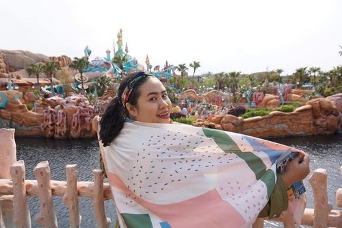How @chicanddarling's scarf JINGGA Merona matches with the Tokyo DisneySea Mermaid Lagoon. A perfect companion to deal with this windy Tokyo 🍃
.
.
.
#chicanddarling #jinggamerona #clozetteID #TokyoDisneySea #MermaidLagoon #travel #leisure #DisneySea #wyntraveldiary #wheninTokyo