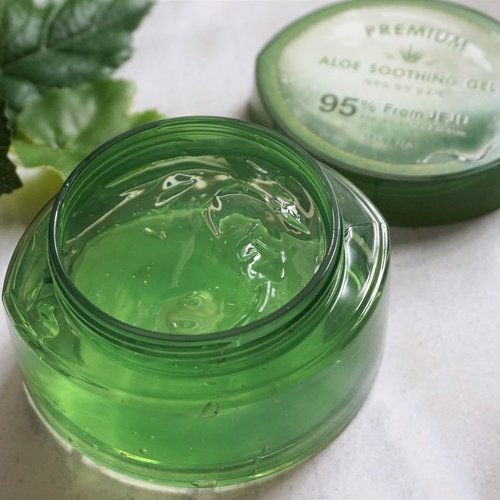 New post is UP on the blog! Lots of Korean aloe vera gel to be chosen but I chose this @missha.id Premium Aloe Soothing Gel. It’s enriched with 95% Jeju’s organic aloe vera, moisturize the skin very well without greasy feeling.
_
Read the review here 👉🏼 bit.ly/aloegelmissha or link on bio 🍃
.
.
.
#mrshidayahpost #mrshidayahreview #missha #koreanbeauty #aloeveragel #bodycare #kbeauty #clozetteid