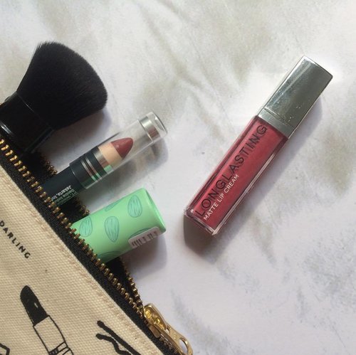 New post is UP in the blog! My latest lipstick splurge: @ltpro_official Longlasting Matte Lip Cream 05. But that's not my cup of tea. Link 👉🏼 http://bit.ly/LTProMatteNo5
.
.
.
#clozetteID #CIDlipstick #fdbeauty #ltprolonglastingmattelipcreamseries #ltpro #lipstickjunkie #lipstickaddict #lipcream #mattelipstick