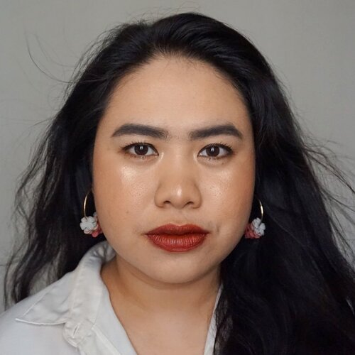 Try to look fierce while wearing red lipstick @makeoverid Powerstay Velvet Waterlite Lip Stain in KISS BANG. The color is quite unique, the liquid is brick red but the application makes it more blue toned red. But I have 4 ways to wear this suprisingly comfortable lip stain: full application, 2x blotting with tissue, ombré lips with Make Over Intense Matte Lip Cream in POMPOUS as base, and inner lips only (slide 2). Let’s have fun with your Make Over Powerstay Velvet Waterlite Lip Stain! Read more about the review on my blog, as usual link on bio 💋...#mrshidayahpost #mrshidayahreview #makeoverid #makeovernewbae #clozetteid #makeoverlipstain #lipstickjunkie #lipstickreview #perfectpout #redlipstick