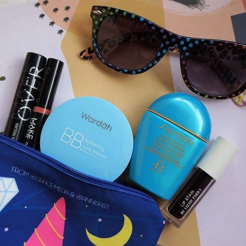 Holiday’s coming! What’s in my makeup pouch and skincare bag? I’m a travel set person when in holiday. Read the deets here 👉🏼 bit.ly/beautytravelpack or link on bio 🕶👒🎒💄🏝...#mrshidayahpost #mrshidayahreview #travel #leisure #holiday #vacaymode #travelessentials #beautykit #clozetteid #makeoverid #wardahbeauty #blpbeauty #blpgirls #BeAdored