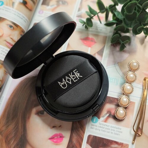 Bukan pengguna cushion tetapi saya puas dengan performa @makeoverid Powerstay Demi-Matte Cover Cushion pada kulit saya yg oily & acne prone. Kalau pengguna rutin cushion bisa komen A-Z, saya bisa bilang coverage-nya OK, cukup long lasting, puff ngga menyerap banyak cairan. Review lengkap baca di blog ya, as usual link on bio ✨...#mrshidayahreview #mrshidayahpost #beautyreviewbyedwina #makeoverid #PatPosePerfect #MakeOverNewBae #dailymakeup #clozetteid #fdbeauty #makeupinspo #beautygram