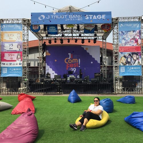 Working on the weekend never been this fun: great weather, festive decor, good music, and laugh your a$$ off enjoying live stand up comedy show at @jicomfest. What a well spent Sunday ❤️📸 @baldwinawin...#jicomfest2019 #weekendvibes #sundayfunday #clozetteid #comedyfestival