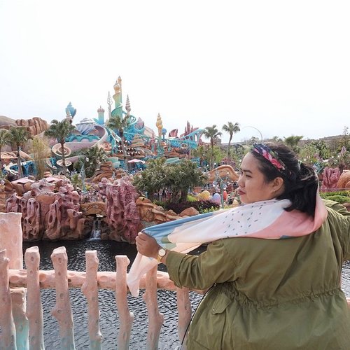 My kind of #throwbackthursday Tokyo DisneySea edition. Butuh 1,5 tahun menuliskan pengalaman berkunjung ke amusement park satu-satunya di dunia ini. I found it kinda hard to recall those memories, it reminded me of both happiness & sadness at the same time.
_
Here I was at my ultimate favorite place: Mermaid Lagoon 🧜🏻‍♀️
Just click link on bio 🧜🏻‍♂️
.
.
.
#mrshidayahpost #wyntraveldiary #tokyodisneysea #exploretokyo #explorejapan #travelgram #holiday #leisuretime #clozetteid #disneyseajapan