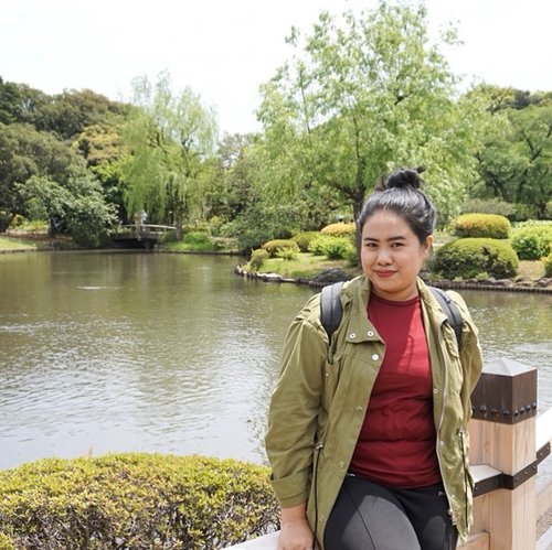 One fine day at the garden. When your parka matches with the background 🍃
.
.
.
#throwback #wyntraveldiary #whenintokyo #travel #leisure #shinjukugyoengarden #clozetteid