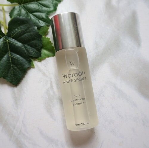 Brightening essence andalan @wardahbeauty, ini adalah botol ke-3. Beneran bikin wajah cerah, mengatasi uneven skin tone tanpa purging di kulit saya yang oily & acne prone.
_
Selain Wardah, ada rekomendasi produk brightening essence lainnya dari brand skincare lokal: @avoskinbeauty, @thebathbox & @votre.peau.
_
Read here 👉🏼 bit.ly/essencebrandlokal or link on bio ✨
.
.
.
#mrshidayahpost #mrshidayahreview #clozetteid #skincare #skincarelokal #wardahbeauty #avoskin #thebathbox #votrepeau #skincareregime