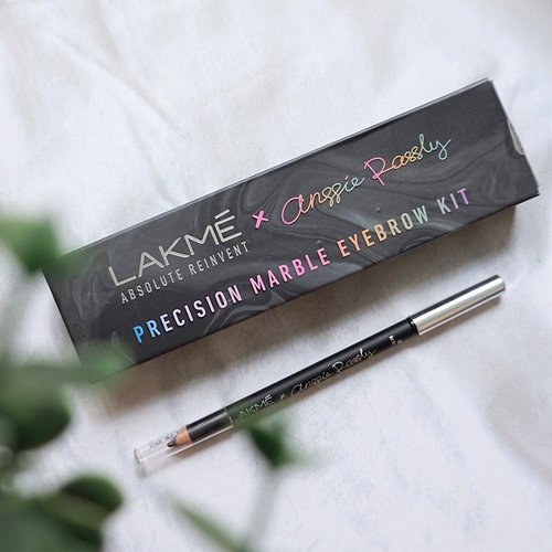 New post is UP on the blog! It’s @lakmemakeup x @anggierassly Precision Marble Eyebrow Kit in Marble Grey. Who’s obsessed in getting natural look brows? Go for this classic marbleous eyebrow pencil. It also provides spoolie and sharpener. Slide 2: left with #LakmexAnggieRassly marble eyebrow pencil. Spot the difference!_Read more on my blog, as usual link on bio ✨...#mrshidayahpost #mrshidayahreview #eyebrowsonfleek #lakmemakeup #MarbleousBrows #instaglam #clozetteid #instabrows