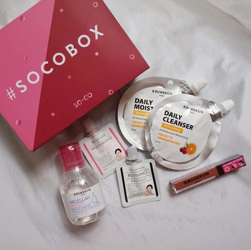 I was lucky to receive one of the 1.000 #SOCOBOX x Brun Brun Paris. It matched my beauty profile: oily skin. So, I got @BrunBrun_Paris Micellar Water, Reviving Black Mud Peel Off Mask, Moisturizing Peel Off Mask, Refreshing Daily Cleanser, and Lip Cheek Eye Color in Dazzled ✨
.
.
.
#SOCOBOX #socoid #sociolla #beautyjournalsociolla #clozetteid #skincare #brunbrunparis