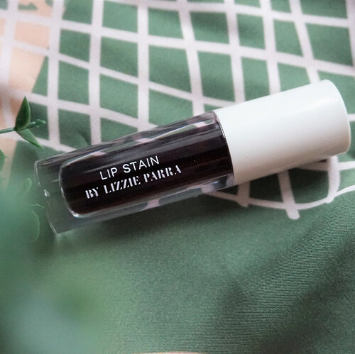 A local made lip stain? Surely must have! Eventho I’m not a lip tint/Korean lips person, I’m so thrilled to try @blpbeauty Lip Stain. Why Y not support our local brand?
_
Read my review here 👉🏼 bit.ly/lipstainblp or link on bio 💋
.
.
.
#mrshidayahpost #mrshidayahreview #blpbeauty #BeAdored #LipStainBLP #BLPGirls #OnTheLips #WildBerries #clozetteid #fdbeauty #perfectpout #lipstickjunkie #makeup