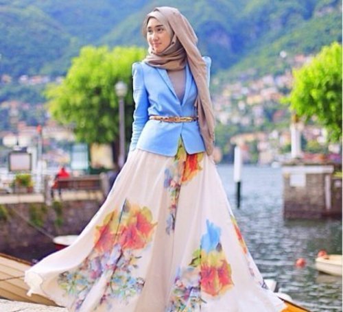 Dari awal liat, suka banget sama fashion muslimnya Dian Pelangi yang ini. Cantik dan anggun. Kayaknya cocok untuk dipakai menghadiri pesta. 
