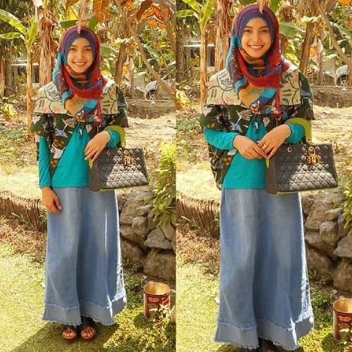 Aku suka semua hal yang simple. Maka ku padukan cardigan batik ini dengan kaos polos dan rok jeans. Untuk jilbabnya ky kenakan jilbab bermotif untuk mengimbangi batik. This is me, ready to hangout with my friends. #CLOZETTEID #MYBATIKSTYLE #mystyle #batik #proud #greenbatik #ootdbatik #ootd #fotd #instafashion  #AcerLiquidJade
