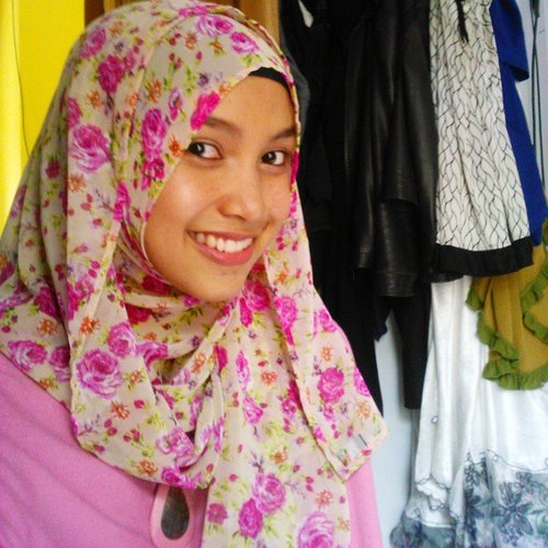 #selfie #smile #bedroom #pinky #blouse #pink #stonenecklace #necklace #hijab #hijabers #hijabersindonesia #hijabootdindo #hijabfashion #hijabshoot #hijabdaily #hijaboftheday #instagram #instalike #instashoot #igers #igersindonesia #likeforlike #clozetteid
