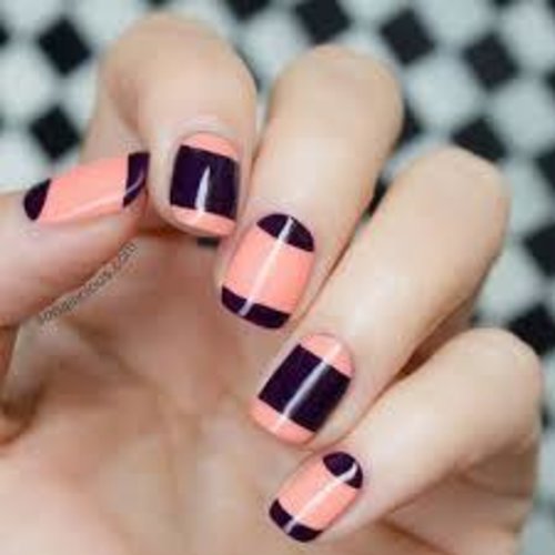 Nail art kombinasi warna orange pastel dan ungu.