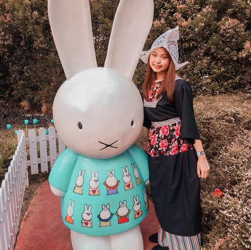 Which one is cute? Is that me or the bunny?..Nah, ofcourse it's me😂👍.#traveling #travelmalang #ootd #ootdfashion #instafeed #instalike #可愛 #可愛い女の子 #漂亮 #酷刑 #travelblogger #beautybloggers #influencerwanted #influencer #clozetteid