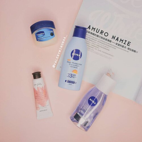 My summer essentials:
♡ @vaselineid Repairing Jelly
SCORE : 💖💖💖💖💖
( Biasanya aku pakai ini sebagai lip balm. Rate all aku suka banget, bibirku jadi enggak kering dan pigmentasi lipstick yang aku gunakan juga enggak berkurang.) .
一
♡ @nivea_id Daily Protection Sun Lotion
SCORE : 💖💖💖💖
(Cocok digunakan bagi kalian yang alergi dengan chemical sunscreen. Kulitku juga enggak kasar dan kering setelah menggunakan produk ini loh!)
一
♡ @innisfreeindonesia Hand Cream in 07 July
SCORE : 💖💖💖💖
(Super moisturizing and calming. By the way aku suka banget sama bau harum dari produk ini, like a cherry blossom.)
一
♡ @niveausa Double Effect Eye Makeup Remover
SCORE : 💖💖💖💖💖
( Makeup remover favorite ku all time. Buat kalian yang penasaran kenapa aku suka sama produk ini kalian bisa membaca honet reviewku di blogku ya!)
.
.
#bloggerstyle #bloggers #bloggermafia #bloggers #bloggersurabaya #surabayabeautyblogger #beautybloggers #beautyblog #beauty #influencermarketing #influencerswanted #influencer #influencers #influencersurabaya #minireview #reviews #reviewer #review #skincareroutine #skincare #skincaretips #nivea #nivealipbalm #makeupremover #vaseline #vaselineliptherapy #vaselinepetroleumjelly #innisfree #korea #innisfreeindonesia #clozetteid