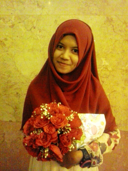 A handbouquet of red roses