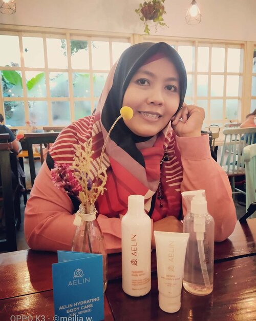 Hello Dear ..kali ini aku lagi ikutanWorkshop Kecantikan: 🌷Trik Make Up Agar Terlihat 10 tahun lebih muda🌷Bersama Beauty Influencer @kaniasafitrii Jadi mau belajar makeup nih...duh mau banget dong keliatan 10 tahun lebih muda.  Umur bertambah, jiwa tetap muda.apalagi penampilan.. kudu wajib nih !! Kali ini juga ada IDIY Workshop "Buat Kalender Sendiri" dengan @craftingproject 🏡Jumat, 31 Jan 2020 Pk.  14.00 - 17.00 Rumah Onni Florist Cafe Tanjung Duren Utara JakBar#UnicornxCraftingProject #Felancylndonesia#AelinSkincare#makanbarenglaukita#beautyworkshop #unicornevents @felancy_intimate @skincare_aelin @laukitaindonesia @craftingproject @unicornadcom#clozetteid