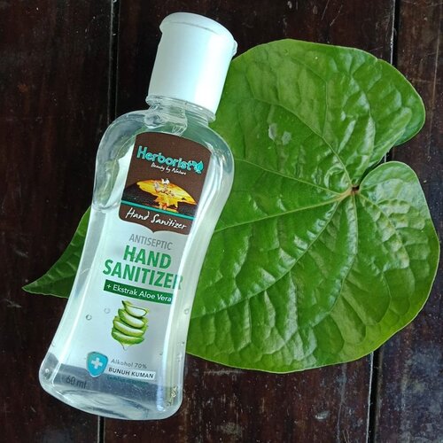 Herborist Antiseptic Hand Sanitizer + ekstrak Aloe vera .

Halo Dears.. Gimana nih, udah pada siap belum buat NEW NORMAL? Sudah siap untuk memulai aktivitas kembali? Kita harus tetap menjaga kesehatan dan kebersihan bukan? Wajib lho!! Jangan lupa yaa starterpack nya yang wajib dibawa ada :
-hand sanitizer
-disinfektan
-tempat makan dan minum pribadi
-alat ibadah pribadi
-masker cadangan
-tissue
-sabun cair
.
.
Nah kalau Hand Sanitizer nya , kupilih Herborist Antiseptic Hand Sanitizer 😍
Hand sanitizer yang cukup affordable di kondisi sekarang ini. Bentuknya mini cuma 60 ml jadi pas kalo dibawa kemana-mana. Wanginya enak banget dan nyegerin. Kadar alkoholnya sekitar 70% jadi sudah sesuai standar. Gak lengket, juga cepet menyerapnya, dan lembut ditangan. Ada sedikit sensasi sejuk di tangan. Hand Sanitizer ini wangi banget deh dan wanginya itu  tahan lama 😘

Beneran penolong banget Hand Sanitizer @herboristaloevera  dari Herborist @herboristnaturalcare  ini, dikala susah banget buat mendapatkan Hand Sanitizer, karena sempet langka dimana-mana  dan dijual dengan harga yang mahal. Nah Hand Sanitizer dari Herborist datang dengan harga yang bersahabat. Kalian bisa dapatkan di Alfamidi terdekat yah.

Nah Dears, starter pack siap, dan tetep nih jangan lupa juga buat jaga jarak dimana pun berada, semoga kita semua bisa bersyukur atas kehendak Allah yaa✨
Stay safe and stay healty all💙

@herboristaloevera
#herboristxalfamidi
#herboristhandsanitizer .
.
#newnormal  #readyfornewnormal  #stayhealthy #staysafe  #bersyukur  #aesthetic  #instagramers  #instagood  #instagram  #instadaily  #instagramable  #instafashion  #quarantine  #quarantinelife #Clozetteid #Clozette #lifestyle