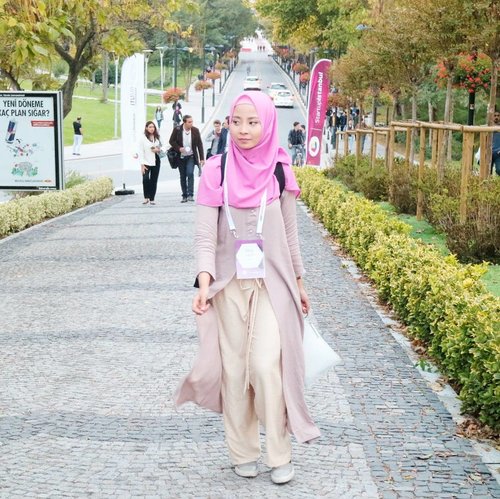 I swear I wasn't plotting to kill anyone. It was just my face. 😐Outfit is from @titanswardrobe comfortable for your college outfit. 😊#StartupIstanbul2016 #clozetteid #fashion #beauty #starclozetter #TravelWithGirly #travelcaaantik #caaantikbeautyblog #hijabi #GirlyAtIstanbul