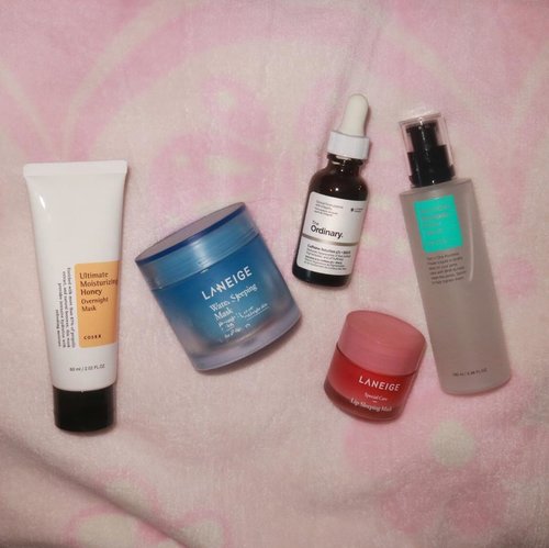✨Night Skincare Routine✨
I wash my face with @cosrx Good Morning Low PH Gel Cleanser first. 
_
✨ COSRX Two in one poreless power liquid. @cosrx 
It’s my second day using this one. Still figuring out if I like it or not. 
_
✨ COSRX Ultimate Moisturizing Honey Overnight Mask. @cosrx_indonesia 
Cause the poreless power liquid is a bit drying. 
_
✨ The Ordinary Caffeine Solution. @deciem 
Pro tips: this one works better if you are tired!! One swipe then BAM your eyes feel so fresh.
_
✨ Laneige Water Sleeping Mask. @laneigeid 
Of course I need more than one sleeping mask. 😆 This one is for my neck. It works better for my neck. 
_
✨ Laneige Lip Sleeping Mask.  @laneige_kr 
Do I really need to explain how good this little girl on my lips? 😍 
_
I have a small pimple on my chin. It’s tragic because we have family event tomorrow. 😔
#skincareroutine #nightroutine #skincarejunkie #oilyskin #acneproneskin #largepores #laneige #cosrx #deciem #theordinary #caaantik #caaantikbeautyblog #clozetteid #beauty #starclozetter
